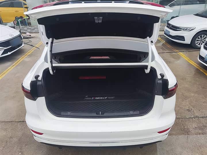 Фото 10 - Geely Emgrand