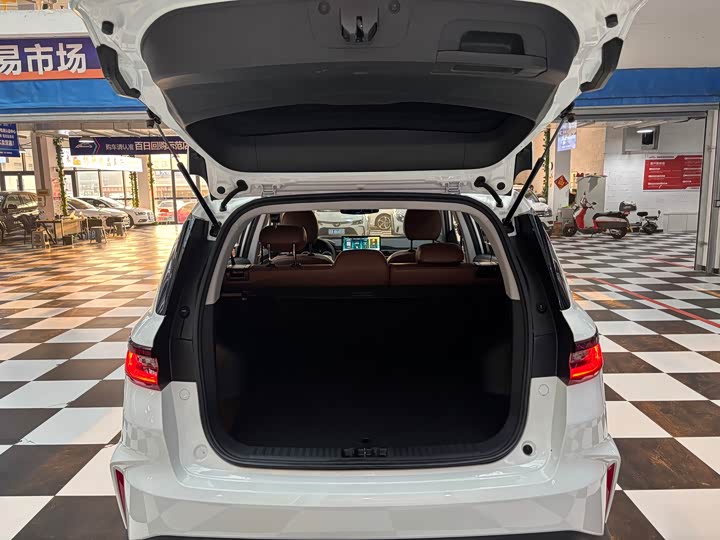 Фото 15 - Geely Vision X6