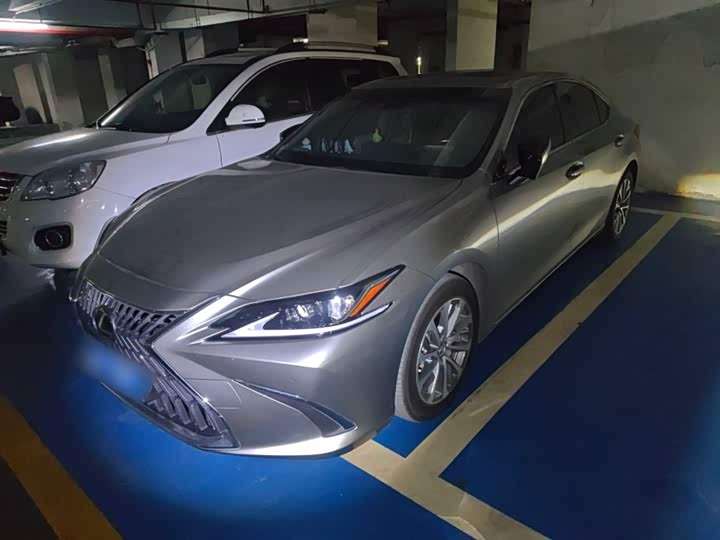 Фото 1 - Lexus ES