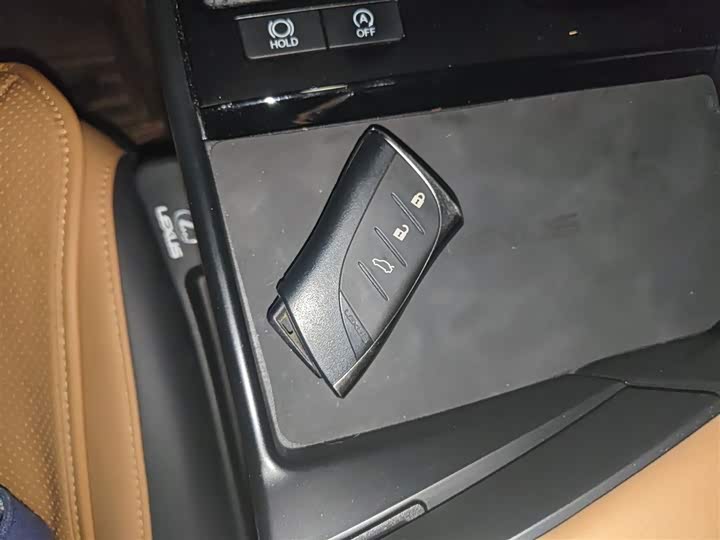 Фото 12 - Lexus ES