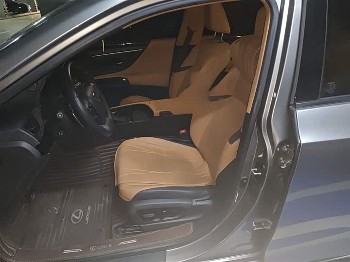 Фото 8 - Lexus ES