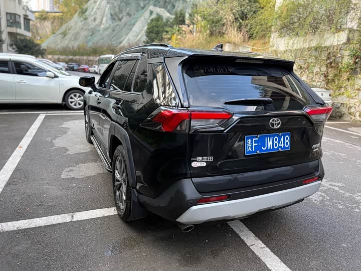 Фото 11 - Toyota RAV4