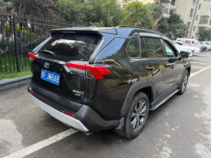 Фото 13 - Toyota RAV4