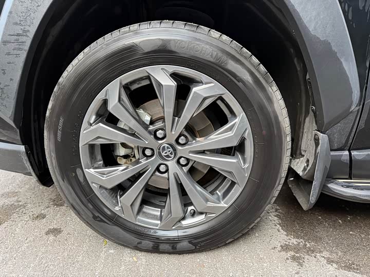 Фото 14 - Toyota RAV4