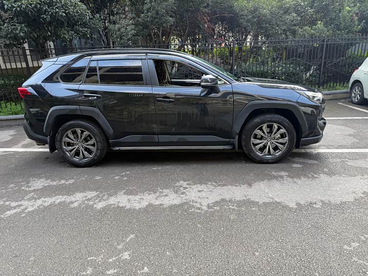 Фото 4 - Toyota RAV4