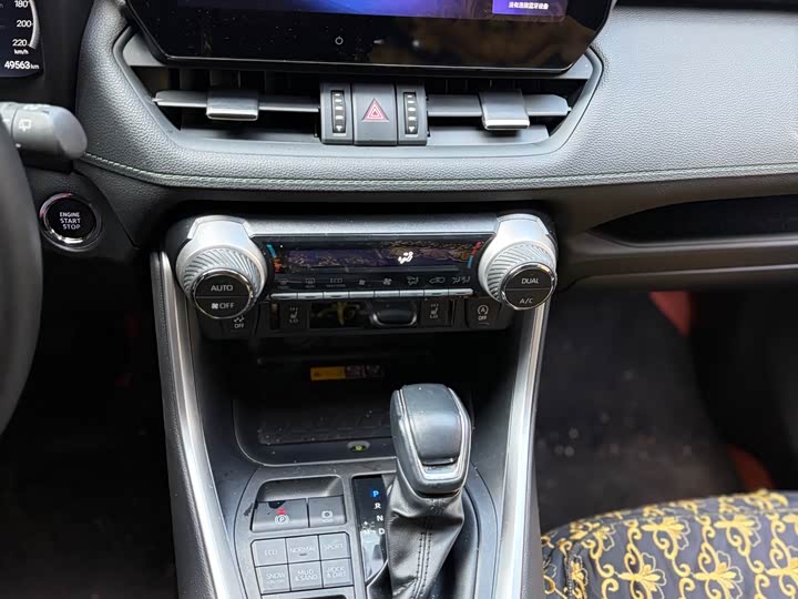 Фото 8 - Toyota RAV4