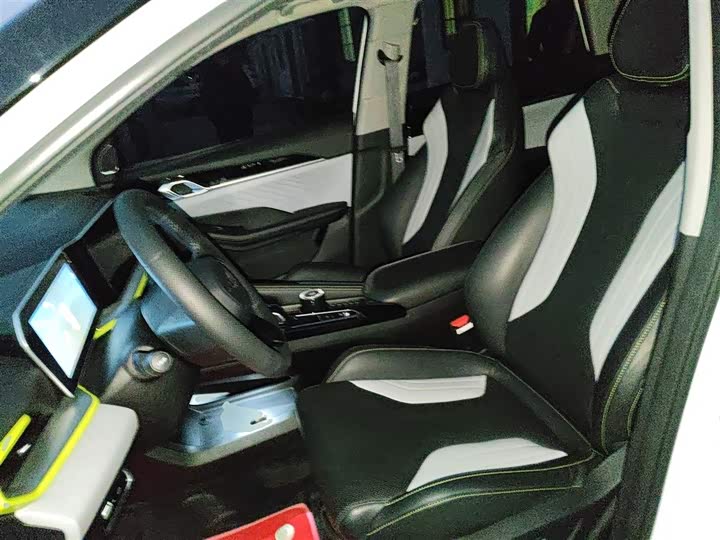 Фото 15 - Geely Coolray