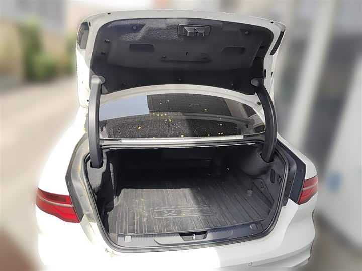 Фото 10 - Jaguar XE L