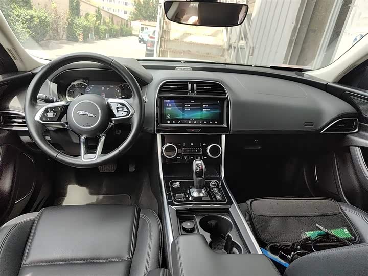 Фото 13 - Jaguar XE L