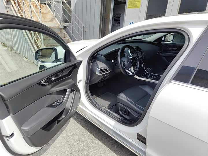 Фото 14 - Jaguar XE L