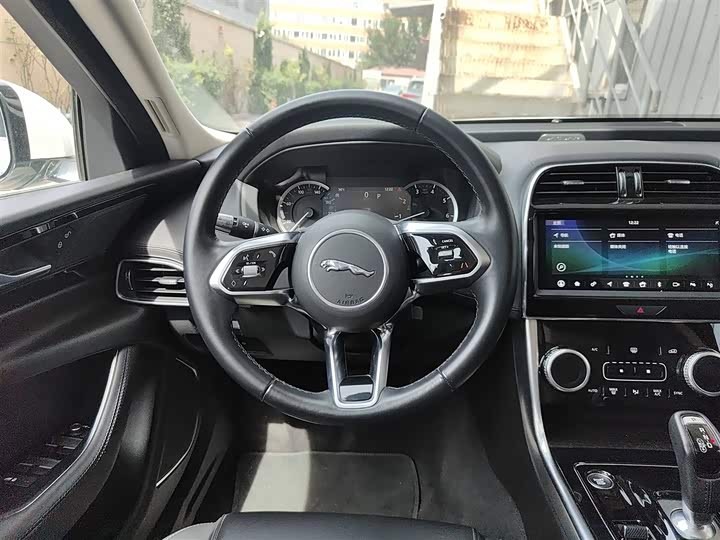 Фото 3 - Jaguar XE L