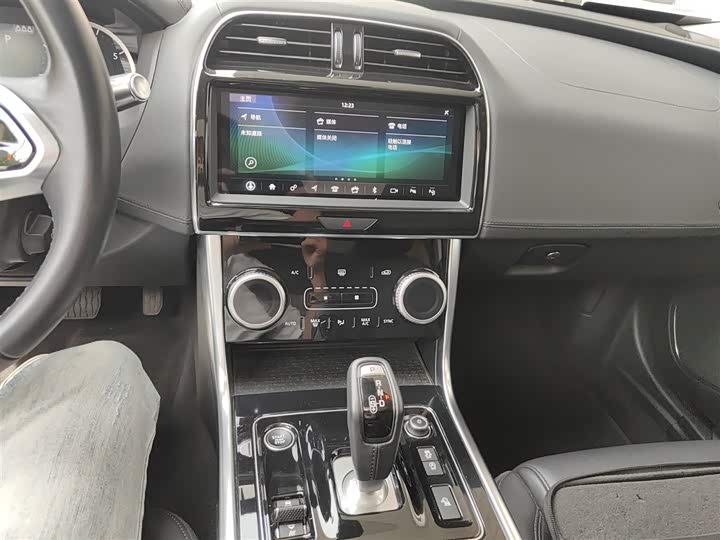 Фото 6 - Jaguar XE L