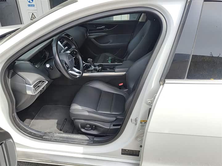 Фото 8 - Jaguar XE L