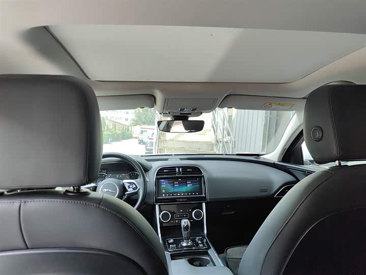 Фото 9 - Jaguar XE L