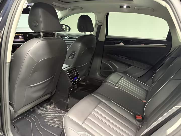 Фото 12 - Volkswagen Passat