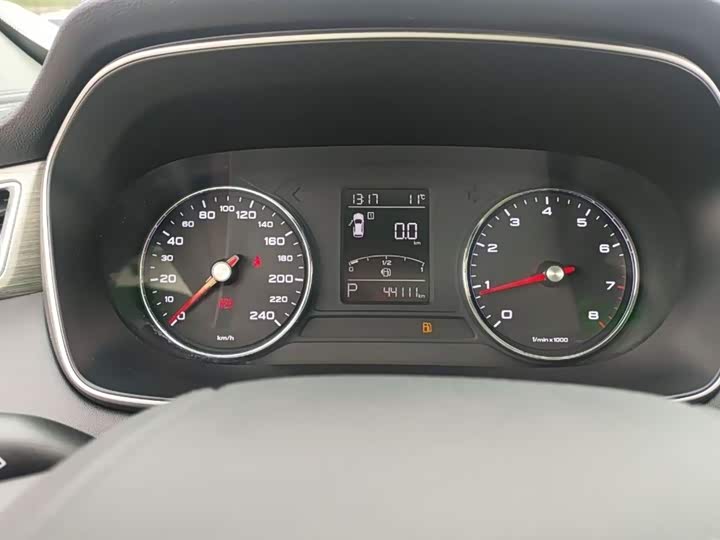 Фото 12 - Roewe RX5