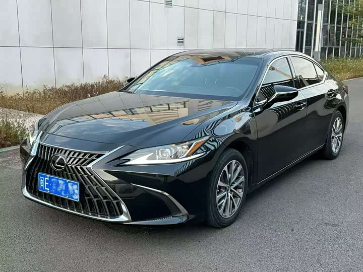 Фото 1 - Lexus ES