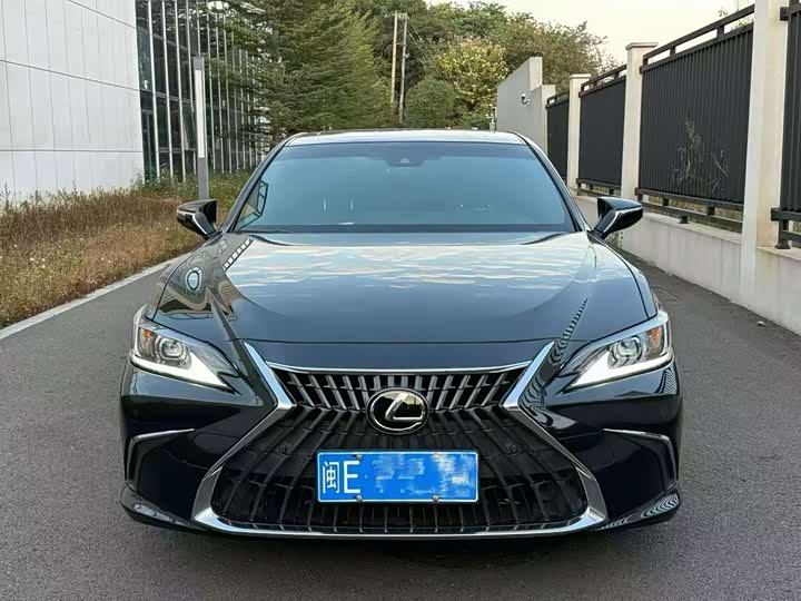 Фото 2 - Lexus ES