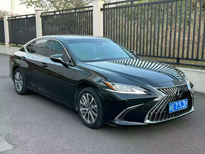 Фото 3 - Lexus ES
