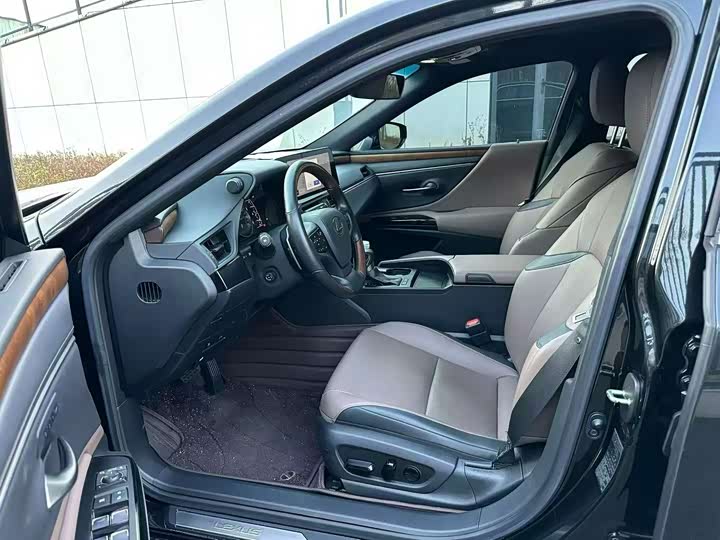 Фото 6 - Lexus ES