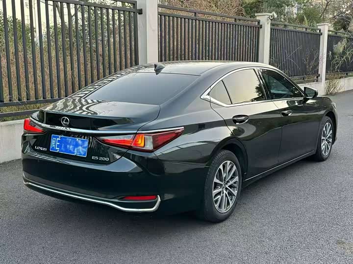 Фото 7 - Lexus ES