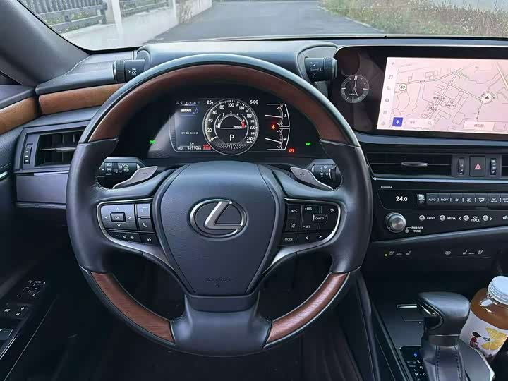 Фото 8 - Lexus ES