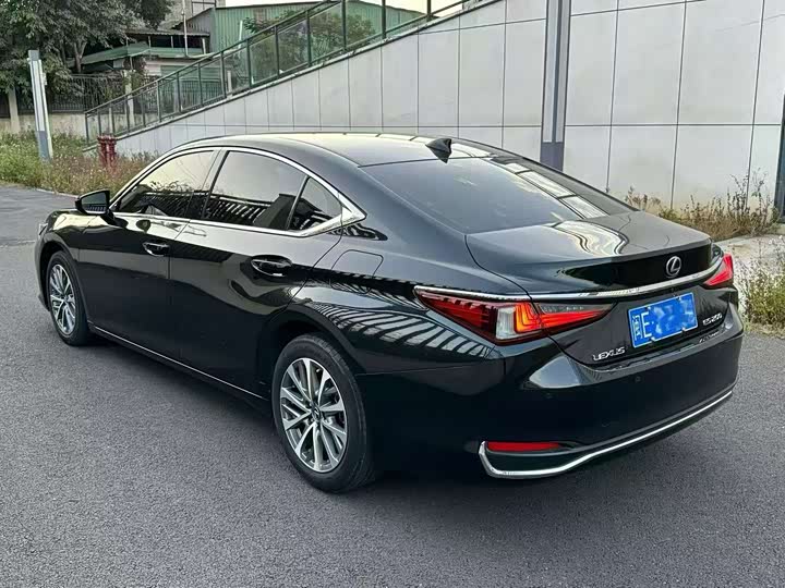 Фото 9 - Lexus ES