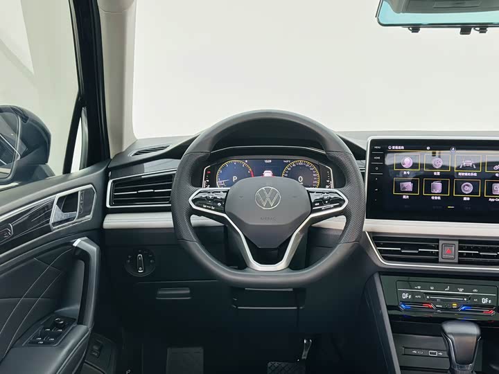 Фото 17 - Volkswagen Tiguan L Pro