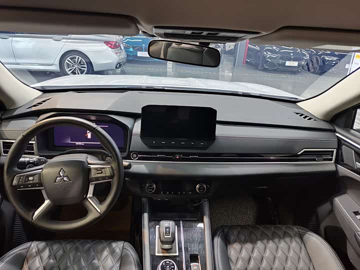 Фото 12 - Mitsubishi Outlander