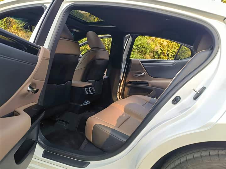 Фото 10 - Lexus ES