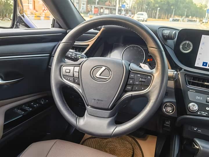 Фото 11 - Lexus ES