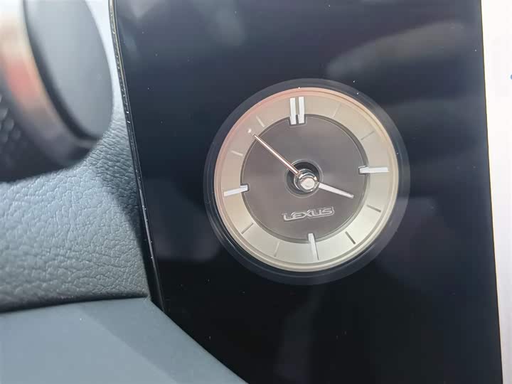 Фото 17 - Lexus ES