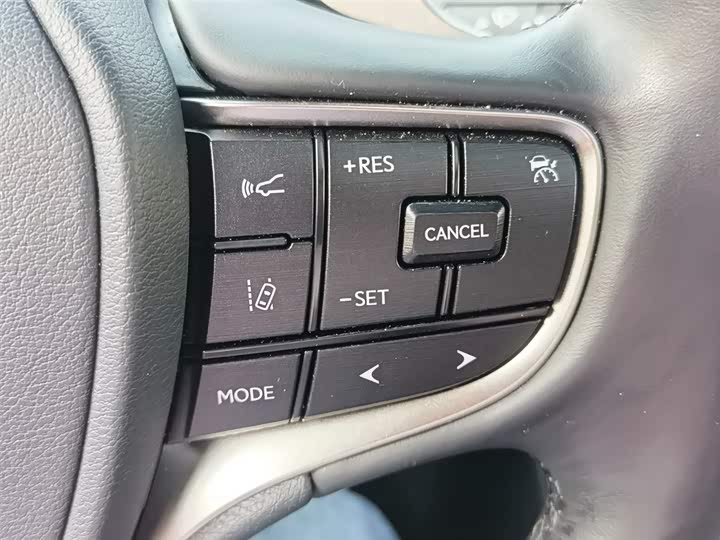 Фото 24 - Lexus ES