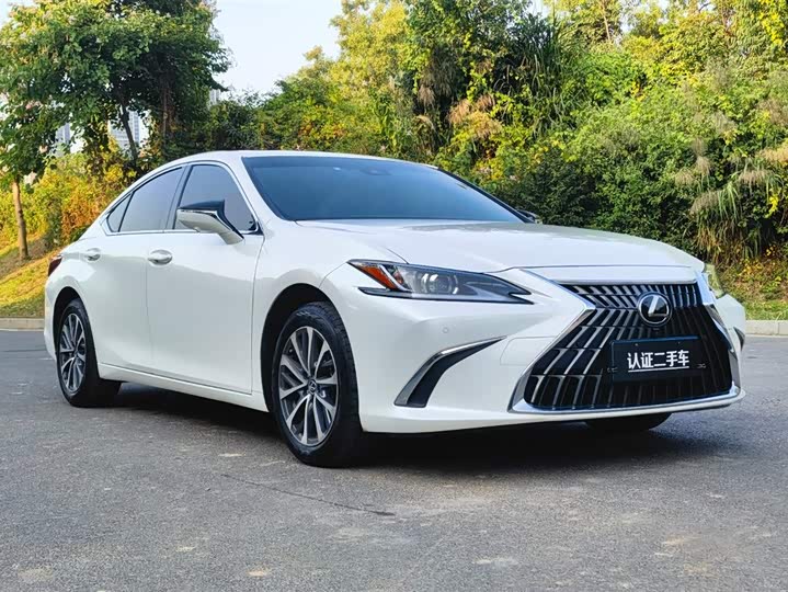 Фото 3 - Lexus ES