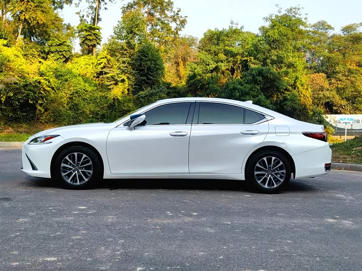 Фото 4 - Lexus ES
