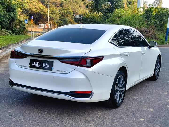 Фото 7 - Lexus ES