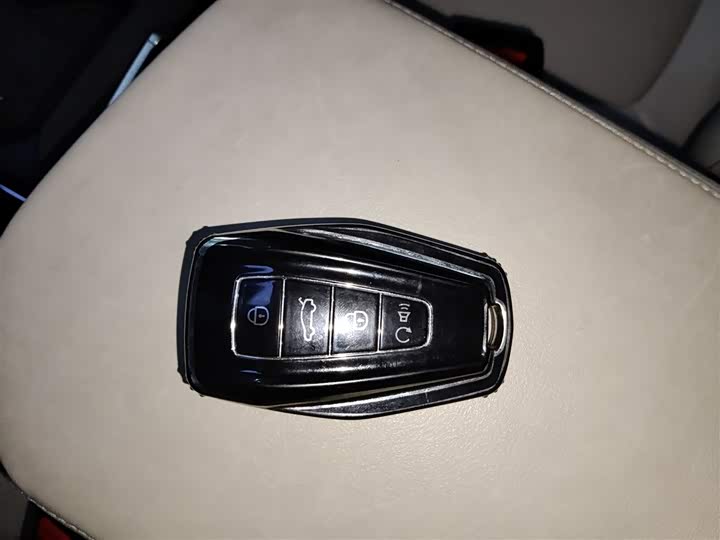 Фото 11 - Geely Atlas