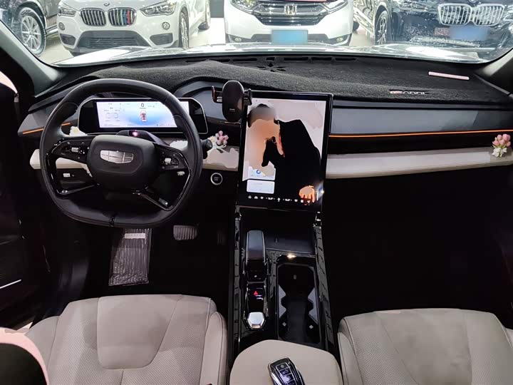 Фото 12 - Geely Atlas