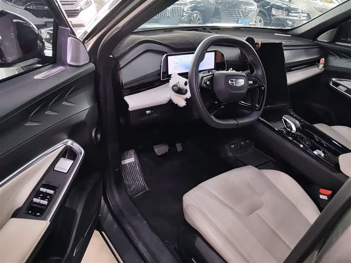 Фото 13 - Geely Atlas