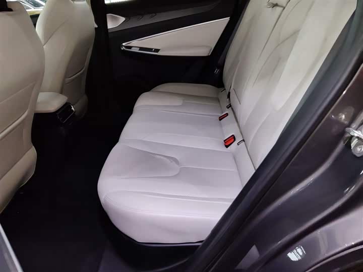 Фото 14 - Geely Atlas