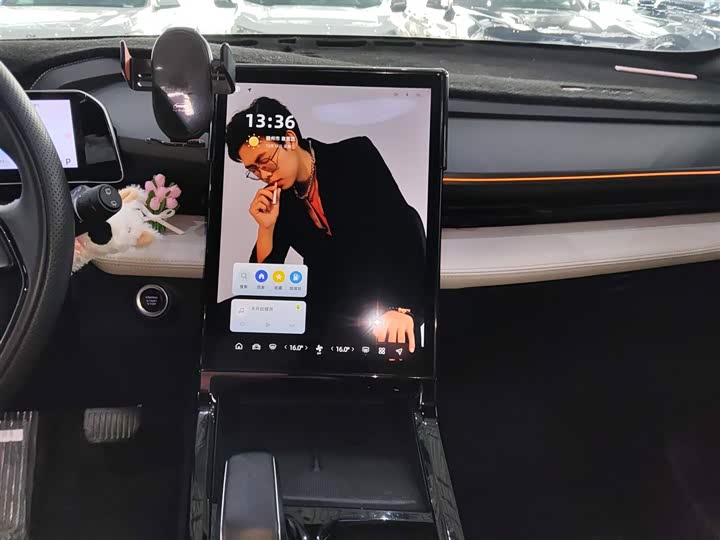 Фото 5 - Geely Atlas