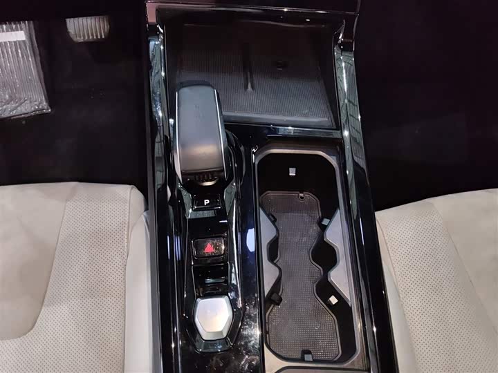 Фото 6 - Geely Atlas