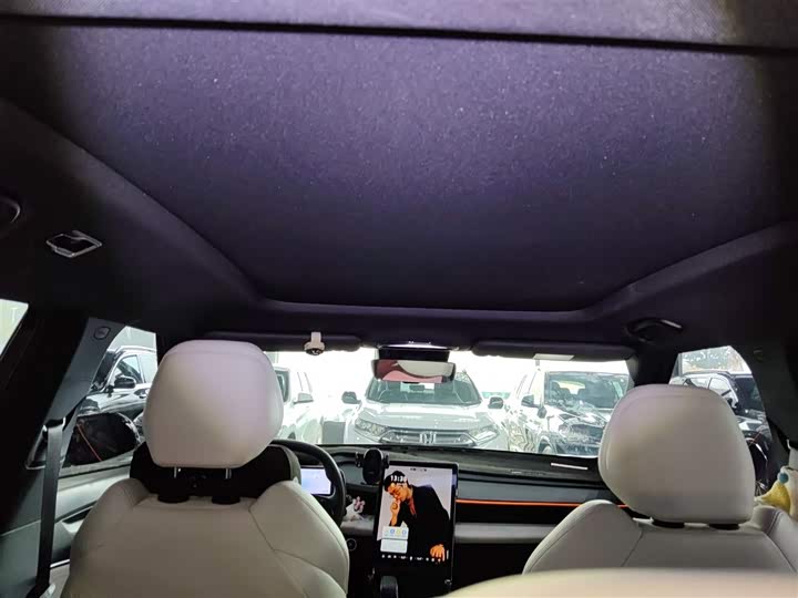 Фото 8 - Geely Atlas