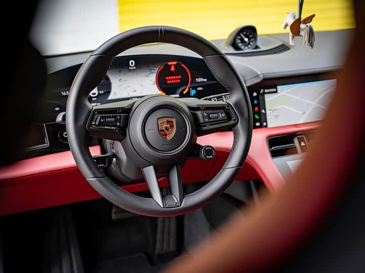 Фото 11 - Porsche Taycan