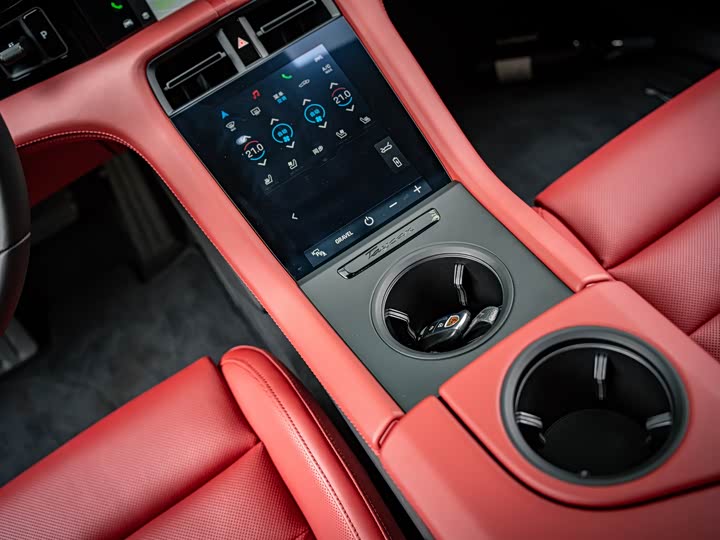 Фото 22 - Porsche Taycan