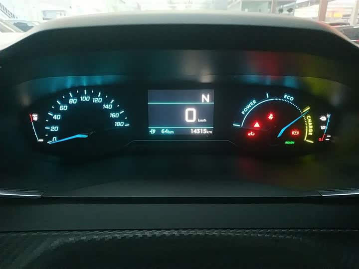 Фото 12 - Peugeot e2008