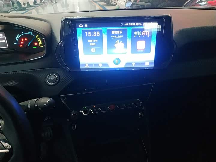 Фото 13 - Peugeot e2008