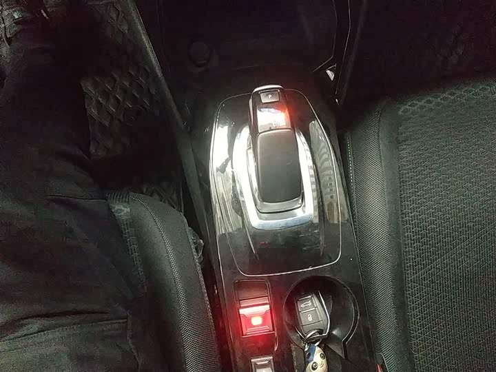 Фото 14 - Peugeot e2008