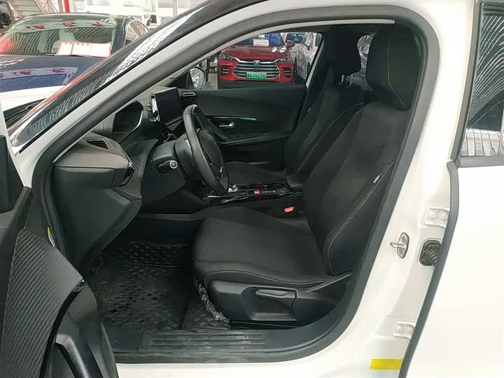 Фото 15 - Peugeot e2008