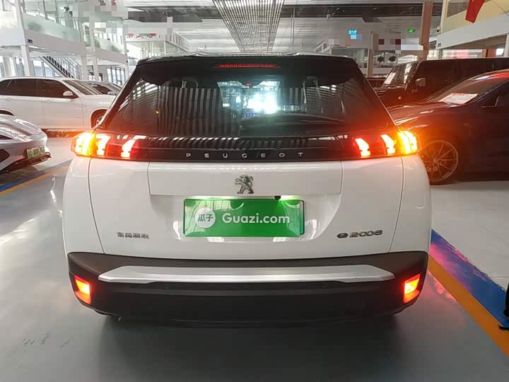 Фото 6 - Peugeot e2008